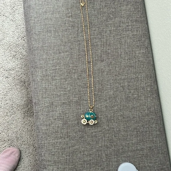 NWOT Betsey Johnson Cinderella Gold Pendant Necklace - Picture 3 of 6